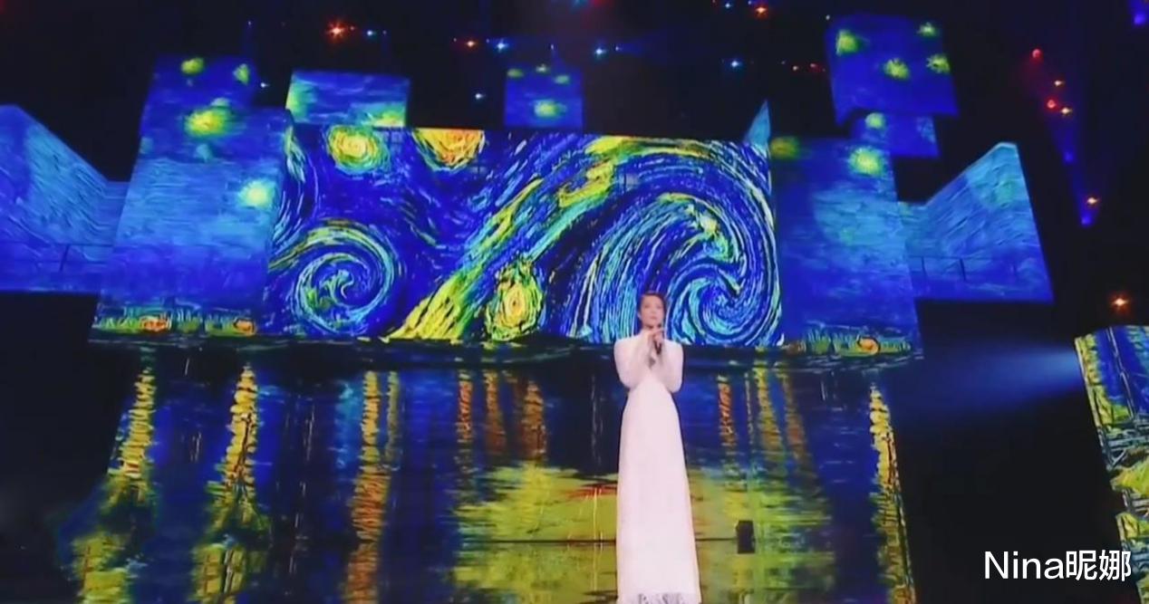 |时隔3年再登大型晚会！王菲穿拖地长裙剪短发独自歌唱祖国，重拾女王风范