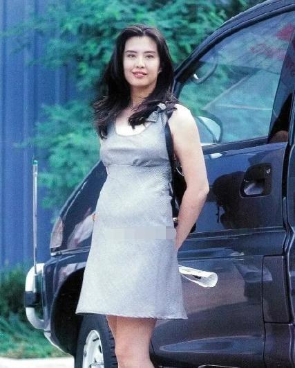 赵丽颖|别再为容貌焦虑了，看看赵丽颖的塌屁股，刘亦菲的发腮和双下巴吧