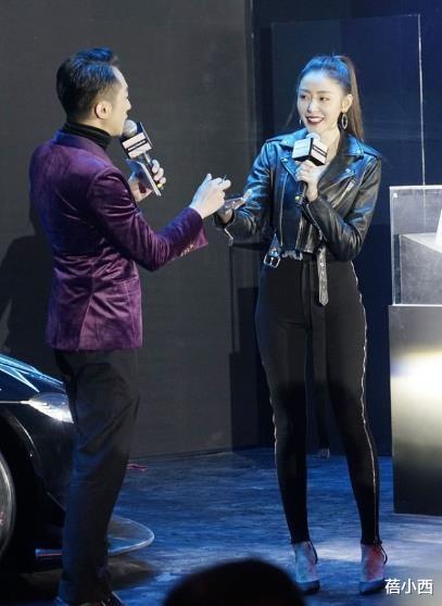 |张天爱的身材好到穿健美裤也不尴尬，配短皮衣扎高马尾，气质惊艳