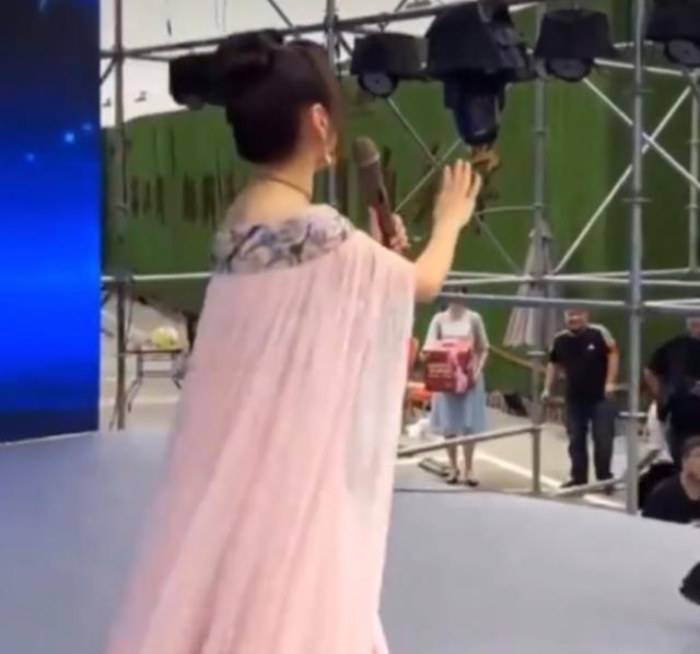 杨钰莹|杨钰莹工地商演人气高，男粉太过热情冲上台，本人大方摆手不介意