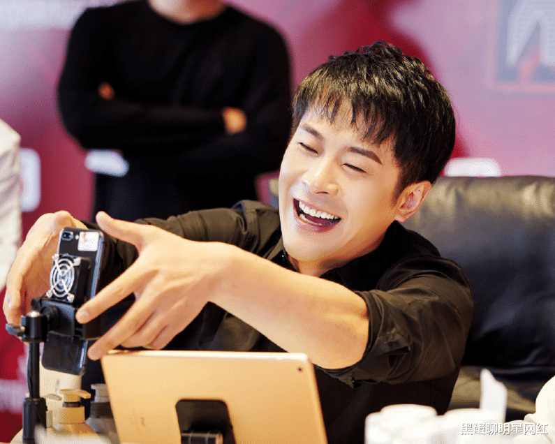 小姐姐|辛巴受邀参加进博会，言行拘谨遭粉丝调侃，名字“缺席”热搜报道