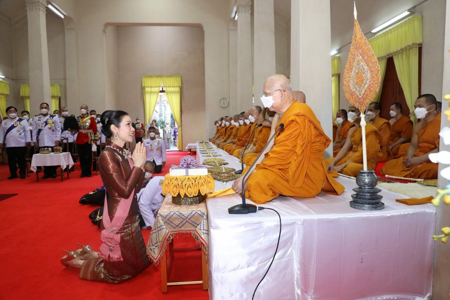 诗妮娜|诗妮娜独挑大梁单独亮相！枣红色紧身泰服显身材，尽显女主人姿态