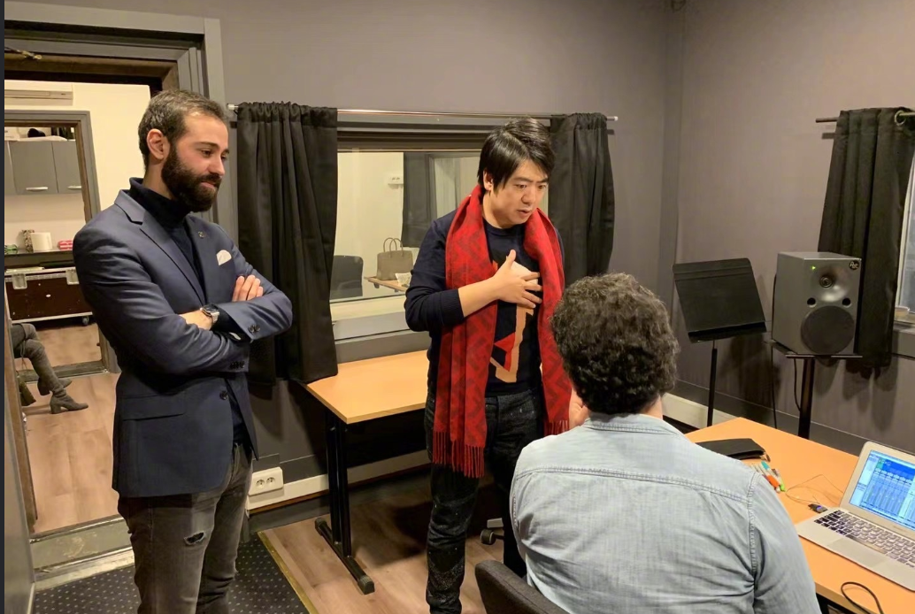 郎朗|郎朗晒辽视春晚路透照，吉娜发际线抢镜，油光满面额头不自然