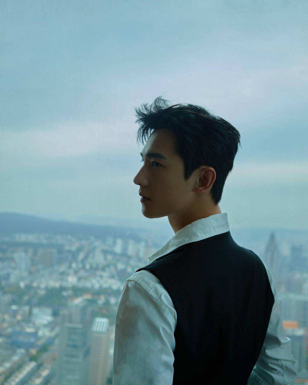 杨洋|杨洋10张绝版侧颜照片，这才是娱乐圈男明星的颜值天花板吧