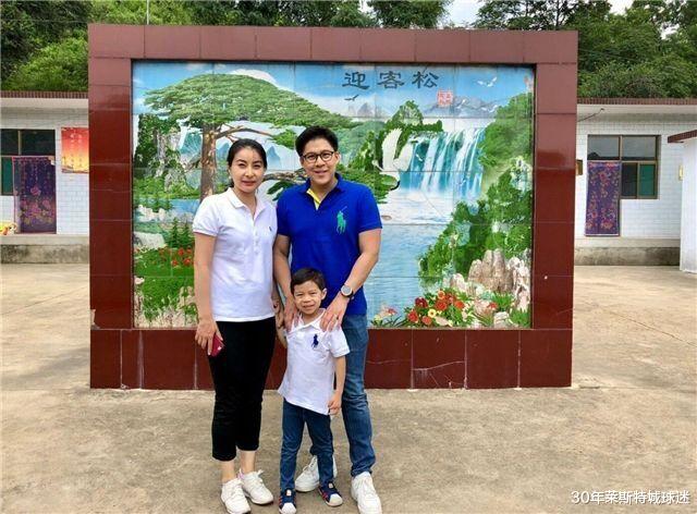 郭晶晶|霍启刚没架子!郭晶晶坐贵宾席合影马龙,他在普通席憨笑挥旗捧场