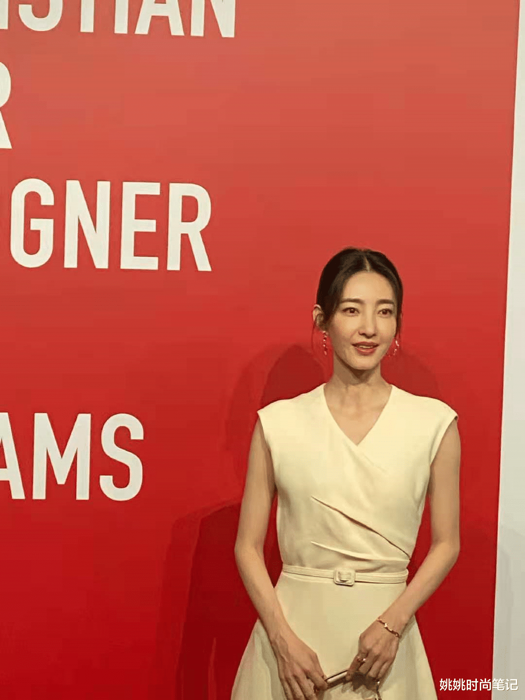 姚姚时尚笔记|王丽坤品牌活动生图美上热搜，一袭小白裙清新文艺，燕子包太抢镜