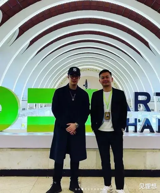 潘玮柏|潘玮柏携娇妻看画展，老婆穿短裙大秀火辣长腿，两人甜蜜似连体婴