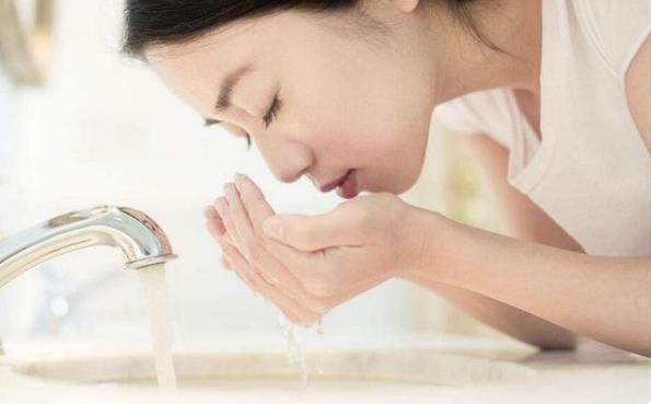 爽肤水 洗脸后，“爽肤水”直接拍？难怪皮肤差，做对这3点，变美不是梦