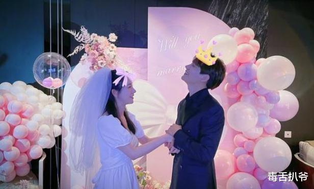 张檬|小五成功求婚张檬！晒两人拥吻照露幸福笑容，张檬当场感动落泪