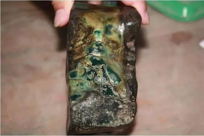 翡翠|极其丑陋的断口翡翠原石，裂痕无数，一路逆袭，成品更为孤品！