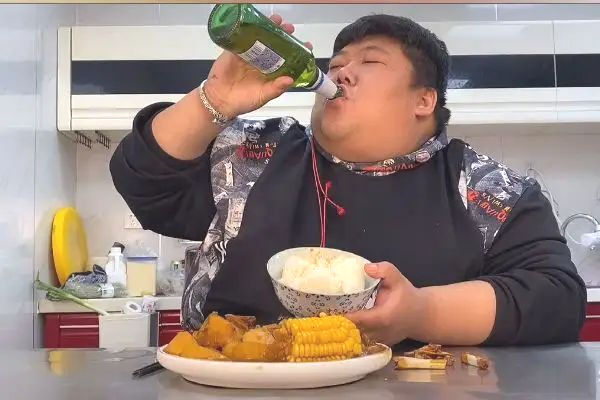 土豆泥 第二个“泡泡龙”，600斤吃货主播被曝停更内幕：再吃就没命了！?