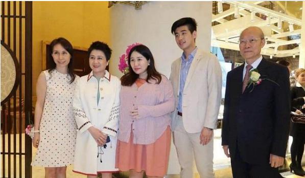 何超盈|21岁的黑龙江男孩，娶了大8岁赌王的女儿，如今过得怎样了？