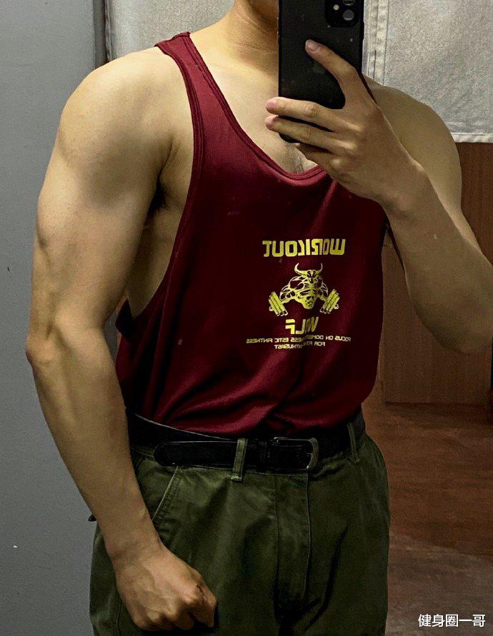 健身圈一哥 浙江大学读研的肌肉学霸，健身打造出霸气胸肌，肉壮身材帅气逼人！