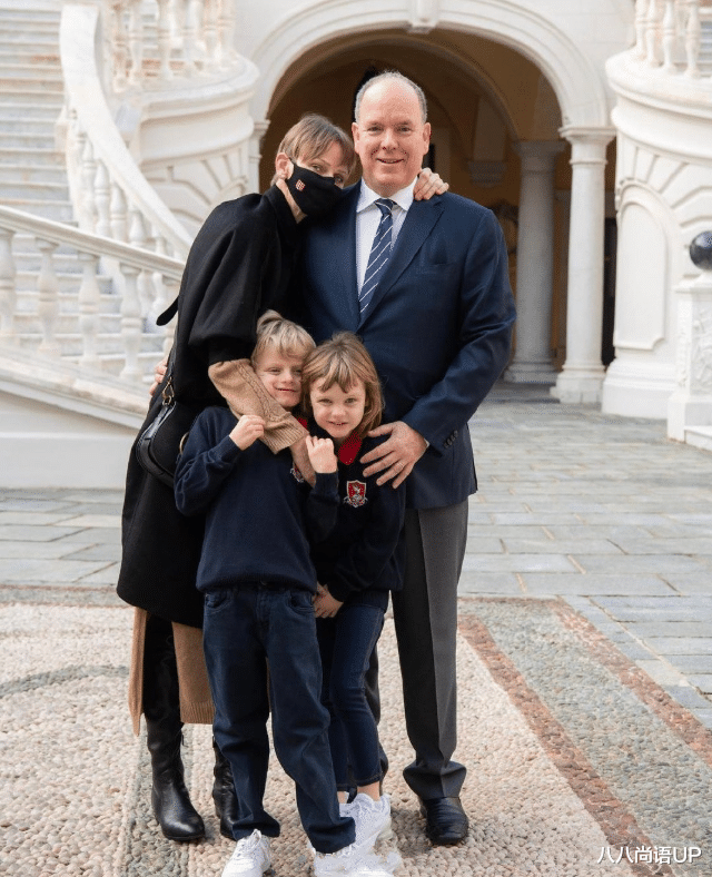 八八尚语UP 夏琳王妃与家人团聚，黑色风衣内搭毛衫很优雅，高冷气质也变温柔