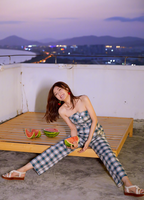 秦岚|42岁秦岚穿抹胸连体裤，大露美背，长腿细腰惹人羡慕