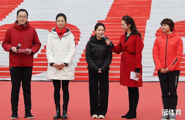 潘曉婷|潘曉婷微笑出鏡！39歲仍氣質優(yōu)雅，兩大奧運冠軍陪伴左右