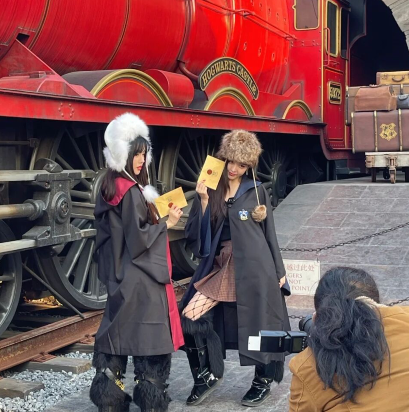 环球影城|by2风波后首次现身，游环球影城心情不受影响，拍照姿势引发热议