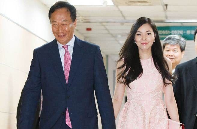 曾馨莹|舞蹈老师曾馨莹：34岁嫁58岁首富得千万聘礼，6年生3胎稳坐阔太位