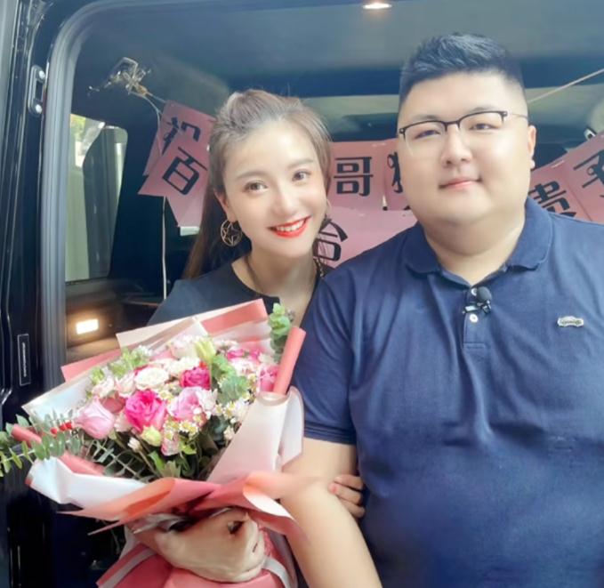 张哲瀚|痞幼彻底没戏了，猴哥正式与另一位网红官宣，他俩才是真情侣