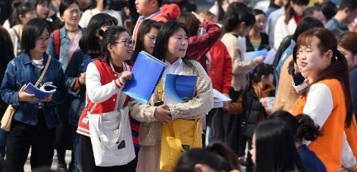 昭通|大学毕业10年，才明白公务员、国企与私企的区别，愿你尽早清楚