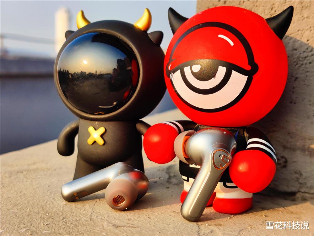 耳机|质朴圆润外观+低调而奢华的音效 戴上你就不想放下的SOUNDPEATS H2