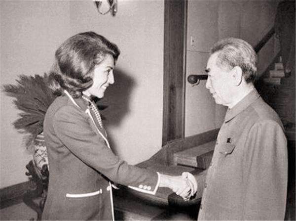 党史|美国记者和周总理握手，故意掏手帕擦手，总理一个动作挽回面子