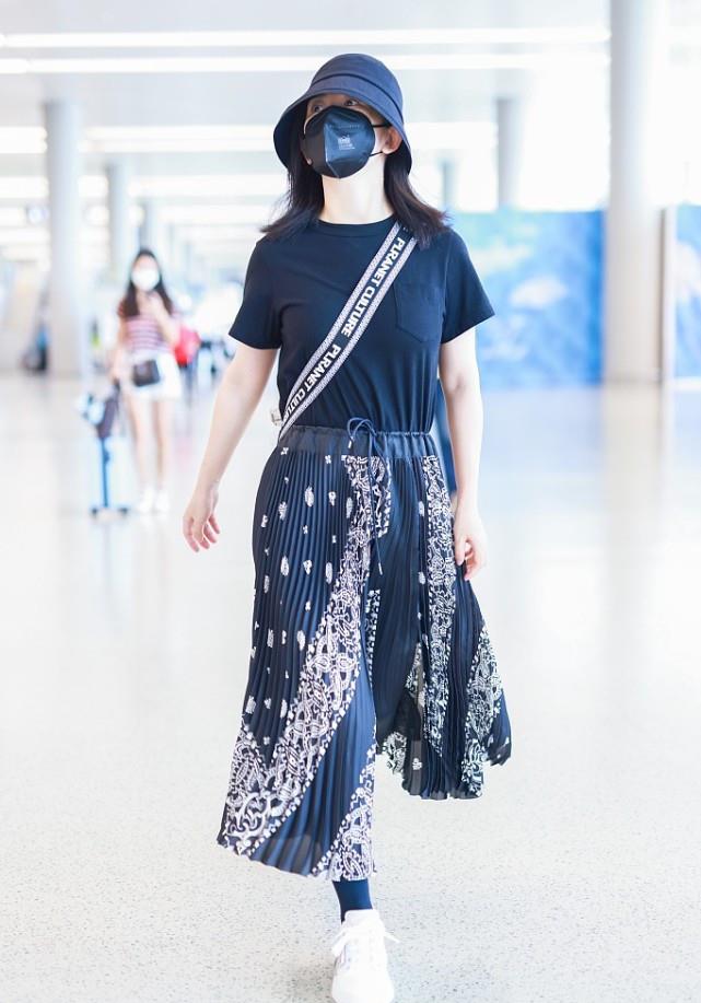 潮流生活方式|谢娜低调现身，穿黑色T恤搭印花百褶裙，少女感一点都没丢！