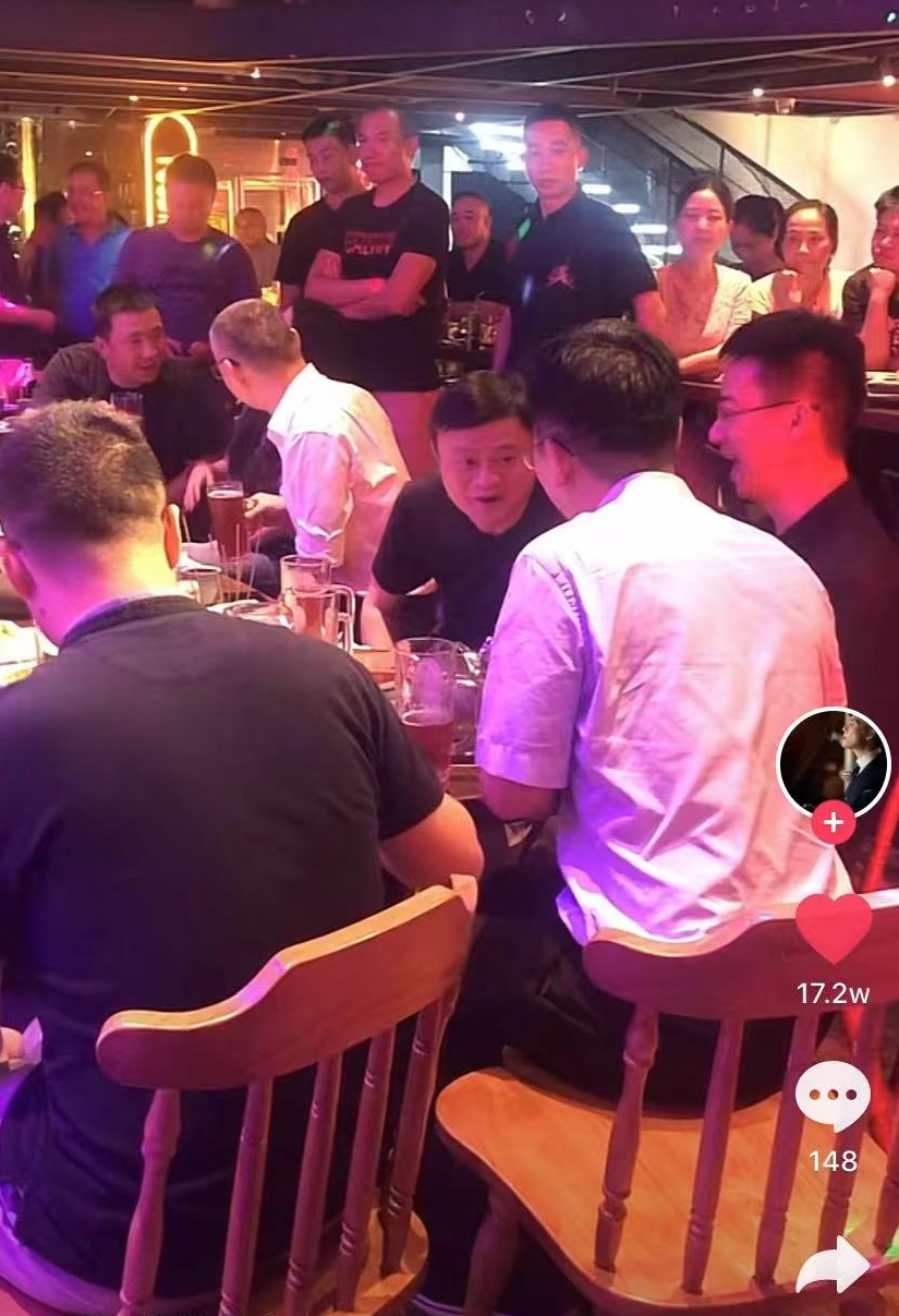 酒吧|马云现身酒吧嗨玩遭围观，满脸通红开怀笑，壮汉保镖簇拥派头十足