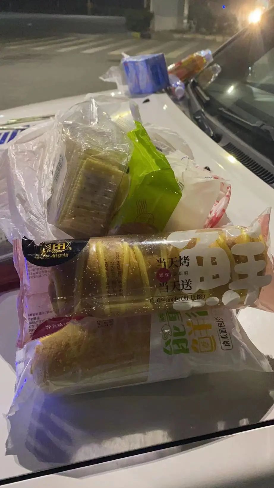 东莞市公安局 昨夜，交警执勤时收到特殊“外卖”