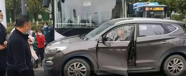 贯丹萱 南京一公交车遇小车强行加塞，将其撞出数十米远，交警：处理得当