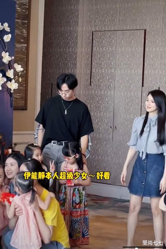 里尚七七|秦昊姥姥寿宴现场四世同堂，伊能静带哈利出席，姥姥戴党章超自豪
