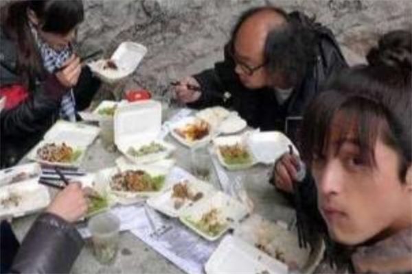 郭德纲|看明星们怎么吃饭的，郭德纲搞怪，潘长江最朴实，胡歌最接地气