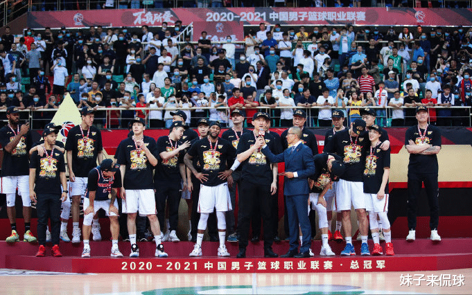 姚明|CBA总冠军颁奖典礼！谁观察到姚明一开始的站位，情商高名不虚传