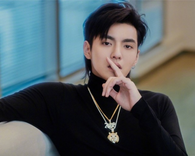 吴亦凡|30岁吴亦凡与18岁女孩初次见面就发生关系，曾称见到小女孩就有点把持不住