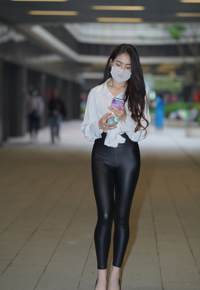 坎叔说时尚 皮裤真是“经典”，简单搭个白衬衫，既有气质又有“线条”！