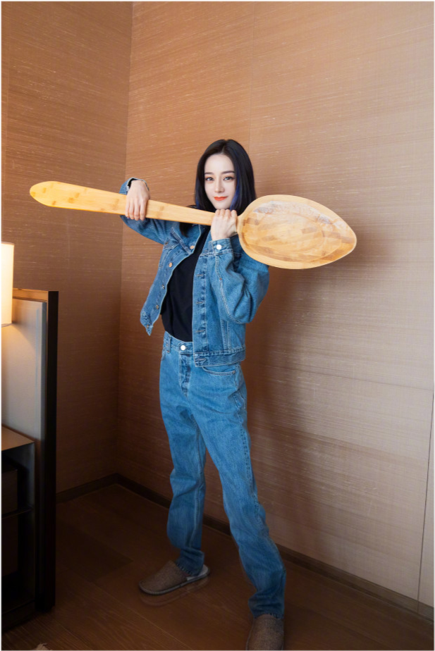 孙允珠|迪丽热巴新造型太飒气!穿牛仔套装霸气又不失高调范,笑起来却超甜