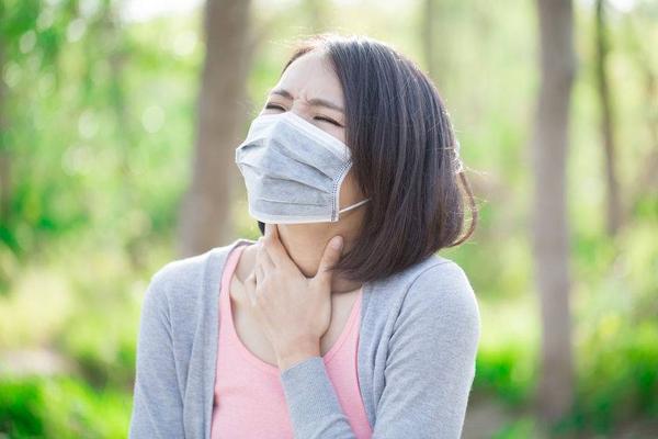 奥美拉唑|经常嗓子发痒还咳嗽，需重视，或是这3个因素诱发的，需对症治疗