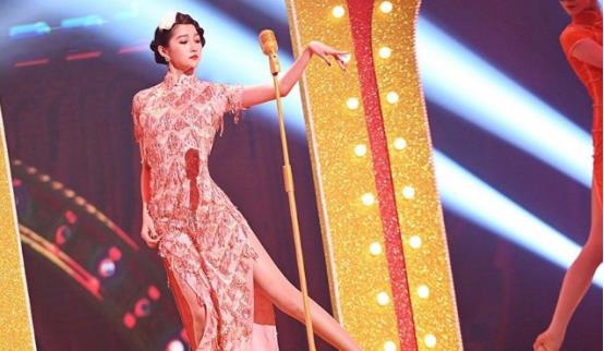 贾玲|综艺《王牌对王牌》,贾玲综艺感好,愿意带新人给镜头接梗也快