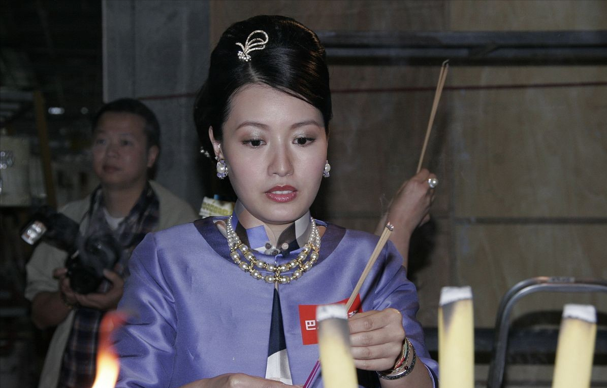 好物淘淘|古天乐前女友气质真不错，都快50岁了仍撑得住旗袍，脸型可真标准!