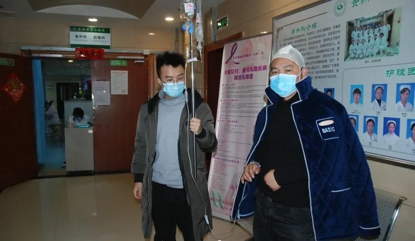 ?天天正能量官方 遭乘客锤头仍紧握方向盘，英雄司机救下39条人命，如今…