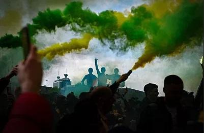 羊城派 【英超】球迷冲入老特拉福德，“双红会”被迫延期