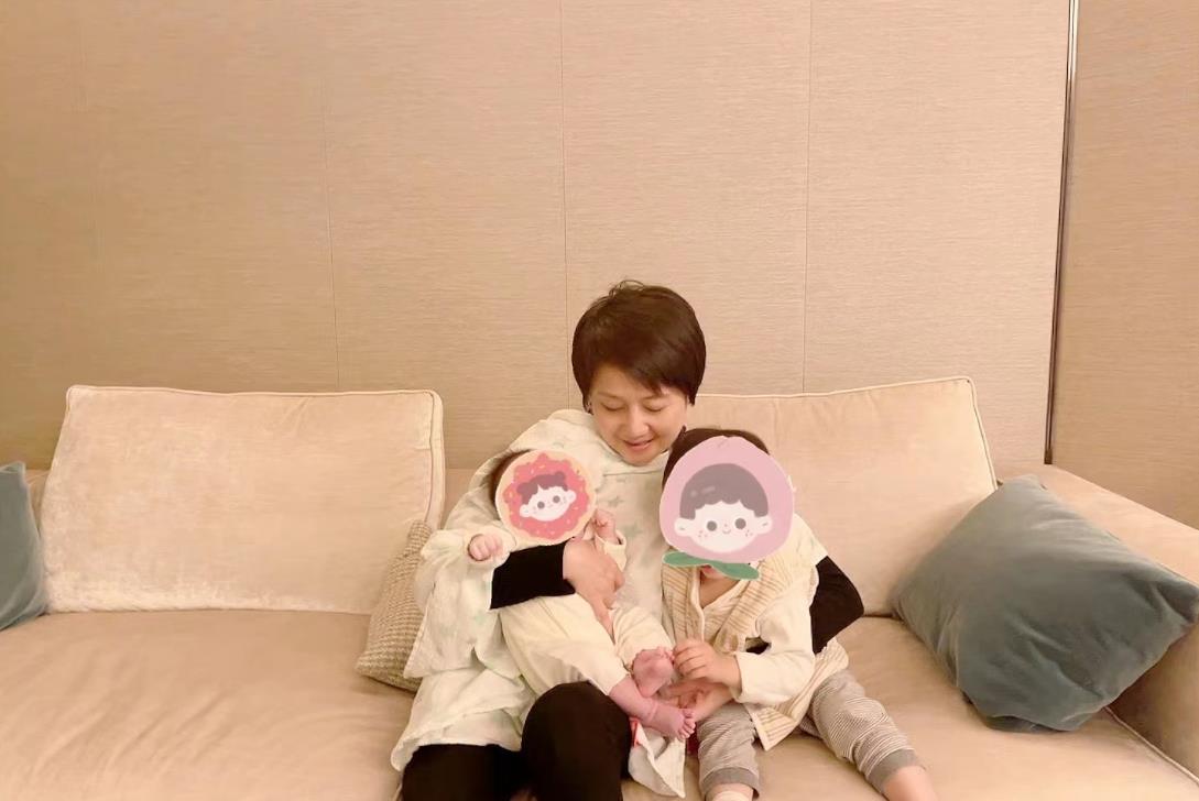 何猷君|何猷君公开母亲带娃照，四太双手抱住孙儿孙女，三代同堂尽显温馨