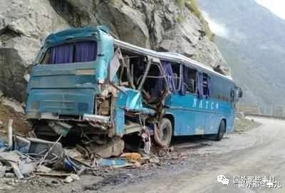 公交車突然爆炸墜入山谷，造成至少10人死亡-圖2