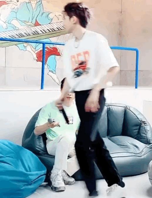 王源|王源紫发上班照，白到像行走的发光体，腿长证明身高达到一米八