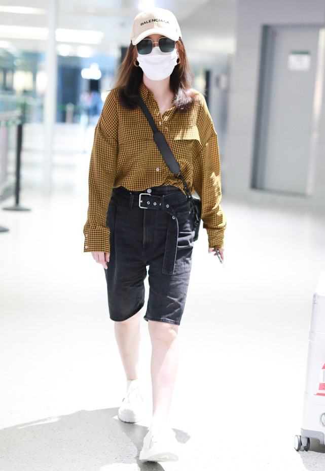 BiuFashion|42岁的薛佳凝气质真好，“冷白皮”穿休闲装像24，身材保持刚刚好