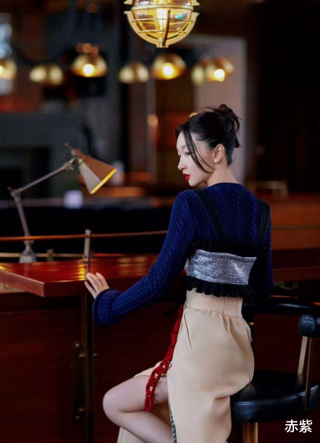 赤紫 周冬雨穿针织衫搭配半裙，是真高级，蓝色一看就很有格调