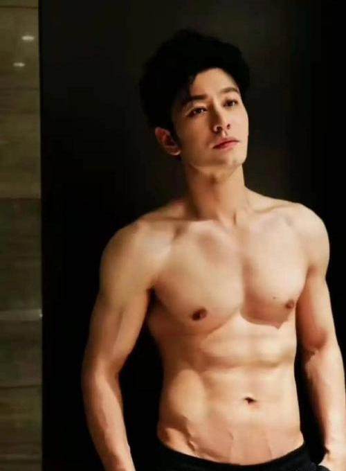 黄晓明|黄晓明最新健身照曝光，肚子上青筋明显，六块腹肌荷尔蒙爆棚！