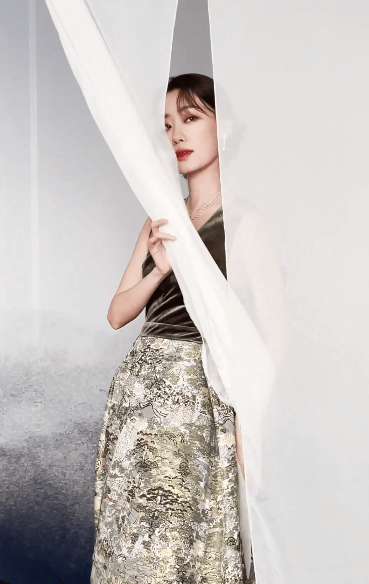 张小斐|张小斐写真大片曝光 一袭刺绣长裙优雅大气
