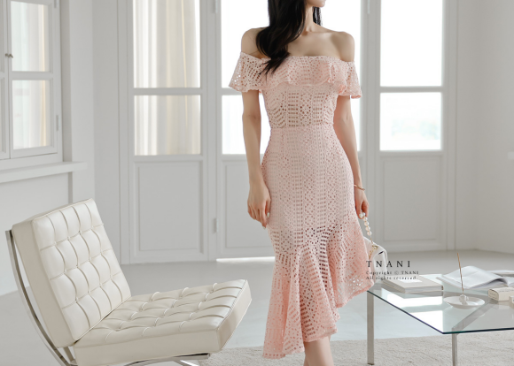 心壹文学|女神孙允珠高清时尚搭配:花绢夜樱浅粉芷兰镂空抹胸裙