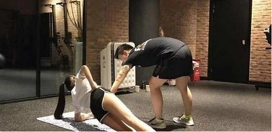 郭麒麟|“刘西瓜”恋情曝光，两个合体现身医院，少班主要谈恋爱了?